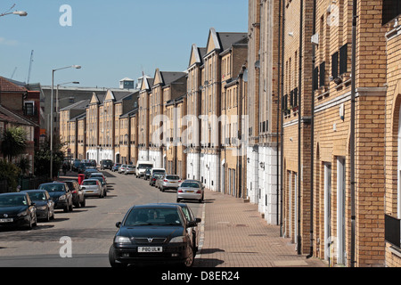 Vista ovest lungo Rotherhithe Street che mostra le linee di magazzini convertito in appartamenti, Rotherhithe, London, SE16, UK. Foto Stock