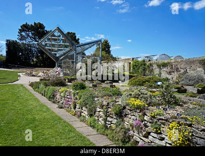 Nuova Casa Alpina accanto a Casa Alpina e un cortile in Royal Botanic Garden Edinburgh Scozia Scotland Foto Stock