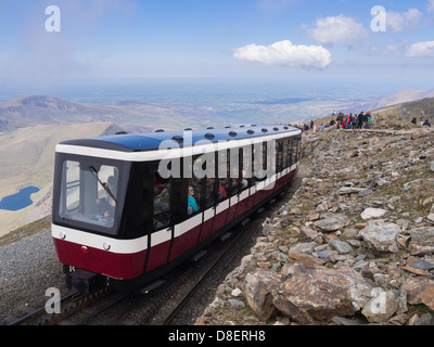 Mt Snowdon Mountain convoglio ferroviario con un carrello impaccata con turisti che lasciano stazione di vertice per Llanberis. Snowdonia Wales UK Foto Stock