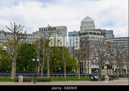 Un giovane rilassante in Westferry Circus, Canary Wharf, London, England, Regno Unito. Foto Stock