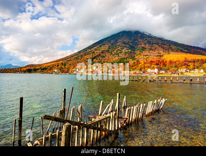 Il Lago Chuzenji e Mt. Nantai al Parco Nazionale di Nikko in Tochigi, Jpan. Foto Stock