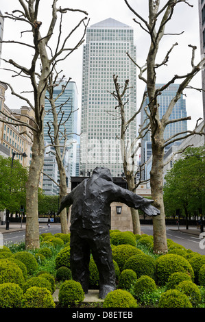 La scultura "a braccia aperte" da Giles Penny, Canary Wharf, London, England, Regno Unito. Foto Stock