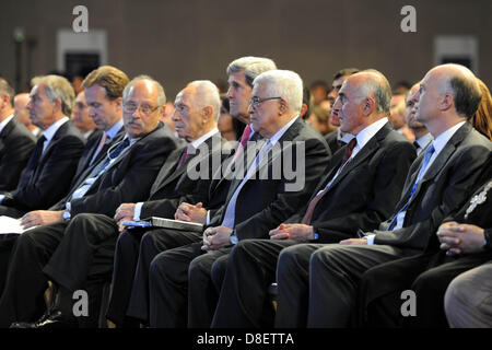 Mar Morto, Giordania. 26 Maggio, 2013. Stati Uniti Il segretario di Stato John Kerry, il presidente palestinese Mahmud Abbas e il presidente israeliano Shimon Peres (L) durante la sessione di apertura del Forum Economico Mondiale sul Medio Oriente e il Nord Africa, sulle rive del Mar Morto, 55 km a sud-est di Amman, capitale della Giordania, il 26 maggio 2013 (immagine di credito: credito: Thaer Ganaim APA/images/ZUMAPRESS.com/Alamy Live News) Foto Stock