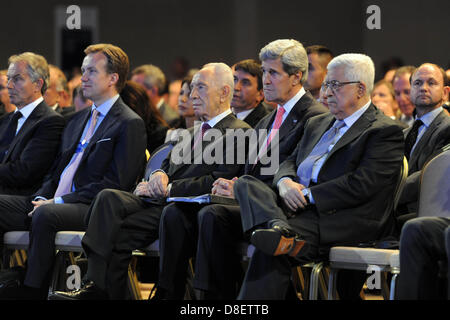 Mar Morto, Giordania. 26 Maggio, 2013. Stati Uniti Il segretario di Stato John Kerry, il presidente palestinese Mahmud Abbas e il presidente israeliano Shimon Peres (L) durante la sessione di apertura del Forum Economico Mondiale sul Medio Oriente e il Nord Africa, sulle rive del Mar Morto, 55 km a sud-est di Amman, capitale della Giordania, il 26 maggio 2013 (immagine di credito: credito: Thaer Ganaim APA/images/ZUMAPRESS.com/Alamy Live News) Foto Stock