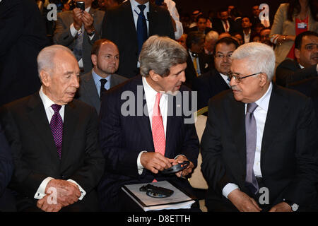 Mar Morto, Giordania. 26 Maggio, 2013. Stati Uniti Il segretario di Stato John Kerry, il presidente palestinese Mahmud Abbas e il presidente israeliano Shimon Peres (L) durante la sessione di apertura del Forum Economico Mondiale sul Medio Oriente e il Nord Africa, sulle rive del Mar Morto, 55 km a sud-est di Amman, capitale della Giordania, il 26 maggio 2013 (immagine di credito: credito: Thaer Ganaim APA/images/ZUMAPRESS.com/Alamy Live News) Foto Stock