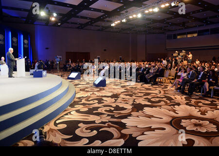 Mar Morto, Giordania. 26 Maggio, 2013. Il presidente palestinese Mahmoud Abbas parla durante il Forum economico mondiale sul Medio Oriente e Nord Africa a Re Hussein Convention Center, presso il Mar Morto, 26 maggio 2013 (immagine di credito: credito: Thaer Ganaim APA/images/ZUMAPRESS.com/Alamy Live News) Foto Stock