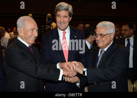 Mar Morto, Giordania. 26 Maggio, 2013. Stati Uniti Il segretario di Stato John Kerry (C) scuote le mani con il presidente palestinese Mahmud Abbas (R) e il presidente israeliano Shimon Peres (L) durante la sessione di apertura del Forum Economico Mondiale sul Medio Oriente e il Nord Africa, sulle rive del Mar Morto, 55 km a sud-est di Amman, capitale della Giordania, il 26 maggio 2013 (immagine di credito: credito: Thaer Ganaim APA/images/ZUMAPRESS.com/Alamy Live News) Foto Stock