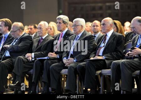 Mar Morto, Giordania. 26 Maggio, 2013. Stati Uniti Il segretario di Stato John Kerry, il presidente palestinese Mahmud Abbas e il presidente israeliano Shimon Peres (L) durante la sessione di apertura del Forum Economico Mondiale sul Medio Oriente e il Nord Africa, sulle rive del Mar Morto, 55 km a sud-est di Amman, capitale della Giordania, il 26 maggio 2013 (immagine di credito: credito: Thaer Ganaim APA/images/ZUMAPRESS.com/Alamy Live News) Foto Stock