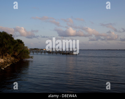 Serata sul fiume indiano laguna a Melbourne Beach Pier in Florida Foto Stock