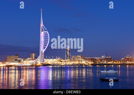 Spinnaker Tower e lo skyline del porto di Portsmouth Foto Stock