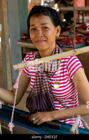 Tessitore di seta su seta isola (Koh Dach) in Phnom Penh Cambogia Foto Stock