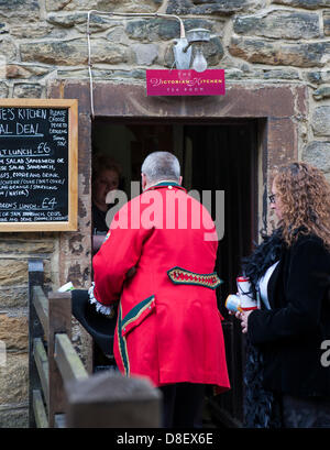 Turton, Lancashire, Regno Unito il 27 maggio 2013. Vintage Team sale da tè presso l'annuale e tradizionale fiera di primavera tenutosi a motivi di 600-anno-vecchio Turton Tower. Il caso risale a più di 200 anni, ma è andato in declino nei primi anni del XX secolo. Essa è stata rilanciata nel 2008 dagli amici di Turton Tower. Credito: Cernan Elias/Alamy Live News Foto Stock