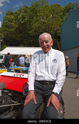 John Surtees OBE alla giornata di divertimento in Edenbridge con il suo TS7 una vettura di Formula 1 che egli ha spinto anche per la gioia dei curiosi. Foto Stock