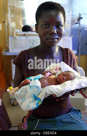 Madre teenager (13 yaers) un giorno dopo ha consegnato un 900g boy in una prematura ospedale di Techiman il, Ghana Foto Stock