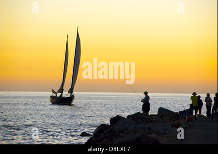 Barca a vela tornando a riva al tramonto sul Golfo del Messico Foto Stock