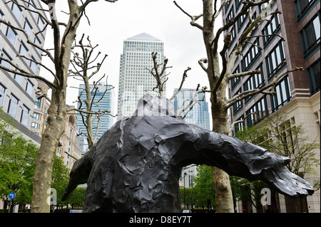 La scultura "a braccia aperte" da Giles Penny, Canary Wharf, London, England, Regno Unito. Foto Stock