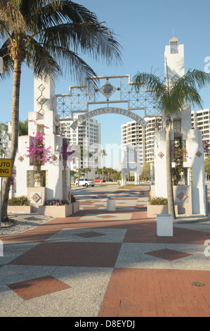 Un arco a Sarasota Bay segno anteriore di Sarasota in Florida accoglie persone. Foto Stock