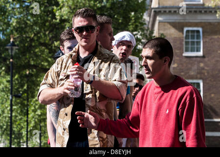 Londra, Regno Unito. Il 27 maggio 2013. Tommy Robinson, leader di destra è un gruppo di pressione, la difesa inglese League, alla protesta al di fuori di Downing Street in risposta a Woolwich omicidio di Lee Rigsby Credito: Mario Mitsis / Alamy Live News Foto Stock