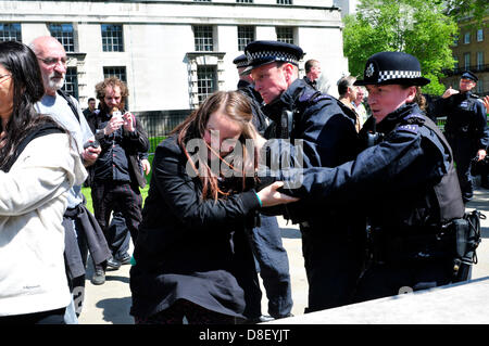 Londra, Regno Unito. Il 27 maggio 2013. Gli ufficiali di polizia arrestare una giovane donna in un contatore di protesta contro il gruppo di estrema destra EDL. Il centro di Londra, Regno Unito. Credito: Yanice Idir / Alamy live news. Foto Stock
