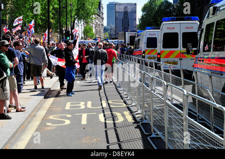 Londra, Regno Unito. Il 27 maggio 2013.. L'EDL manifestanti al di fuori di Downing Street circondato dalla polizia furgoni. Credito: Yanice Idir / Alamy live news. Foto Stock