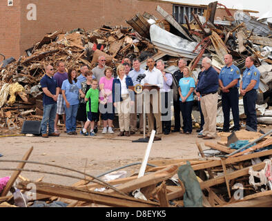 Il Presidente Usa Barack Obama si trova di fronte i resti di torri di Plaza scuola elementare con il sindaco Glenn Lewis, Governatore Maria Fallin, Amministratore FEMA Craig Fugate e di stato e i funzionari locali Maggio 26, 2013 in Moore, OK. Foto Stock