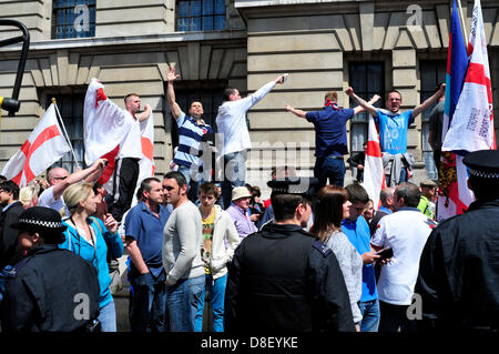 Londra, Regno Unito. Il 27 maggio 2013. L'EDL manifestanti di Whitehall, Londra, Regno Unito. Credito: Yanice Idir / Alamy live news. Foto Stock