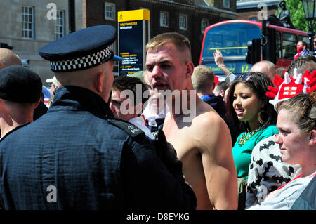 Londra, Regno Unito. Il 27 maggio 2013. Un arrabbiato EDL protester parla con un funzionario di polizia. Credito: Yanice Idir / Alamy live news. Foto Stock