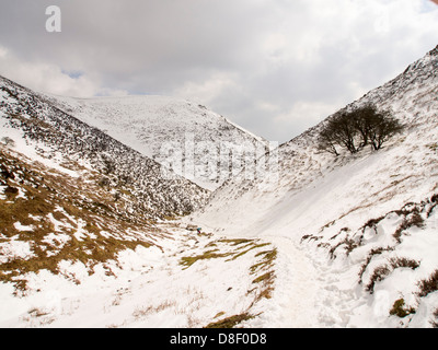 La cardatura Mill Valley in Church Stretton, unseasonal durante la stagione fredda a fine marzo, Shropshire, Regno Unito. Foto Stock