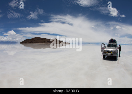 Spedizione per il telecomando Uyuni saline in Bolivia poco dopo le piogge inondazioni della zona Foto Stock