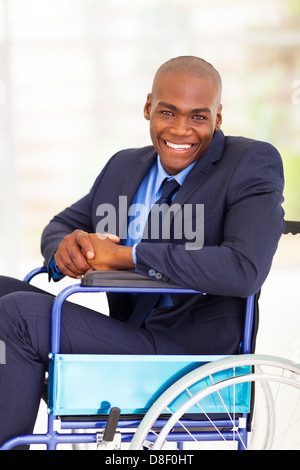 Ottimista handicappati imprenditore africano seduto su una sedia a rotelle Foto Stock