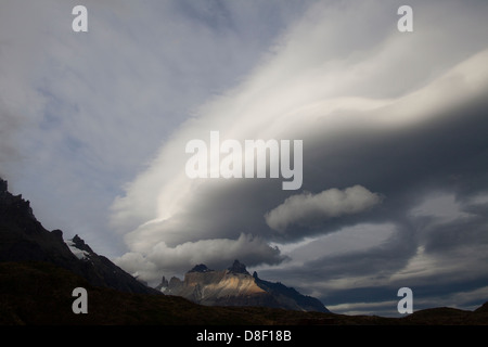Paine Grande montagna avvolta nel nasello di Patagonia nuvole di tempesta Foto Stock