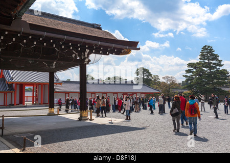 Folla di visitatori Shinmikurumayose fotografare un nuovo carrello garage durante il tour nel Palazzo Imperiale di Kyoto, Giappone Foto Stock