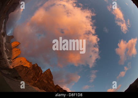Torres del Paine picchi a sunrise avvolte in nuvole di colore arancione Foto Stock