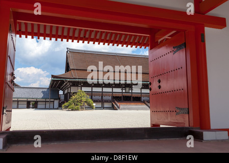 Vista attraverso il Kenrei-mon-gate a principale sala cerimoniale Shishinden nel Palazzo Imperiale di Kyoto, Giappone Foto Stock