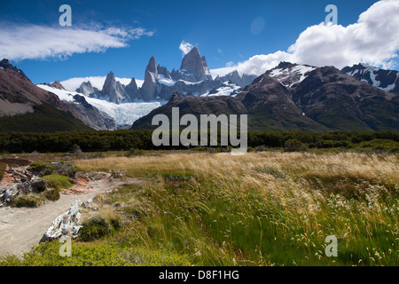 Il monte Fitz Roy picchi di perforare la Patagonia Sky Foto Stock