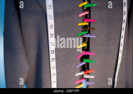 Dress maker forma manichino con abiti colorati perni camicia di tenuta insieme per la dimensione e la cucitura con nastro di misurazione Foto Stock