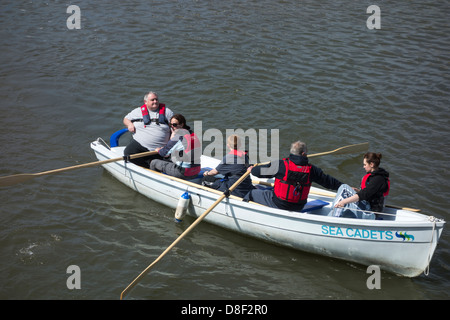 Mare di canottaggio cadetti di una barca in Milford Haven. Foto Stock