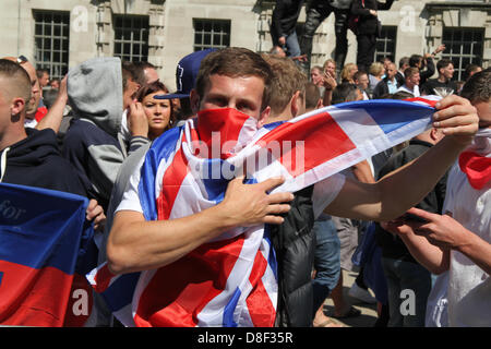 Un EDL ( Inglese difesa League) stati visti con una bandiera. David credito Mbiyu/Alamy Live News Foto Stock