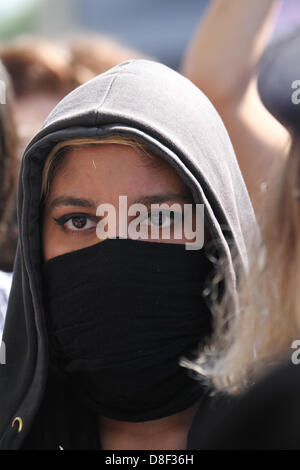 Whitehall, Londra, Regno Unito. Il 27 maggio 2013. Il UAF (Unite contro il fascismo) demonstrator visto a Whitehall. David credito Mbiyu/Alamy Live News Foto Stock