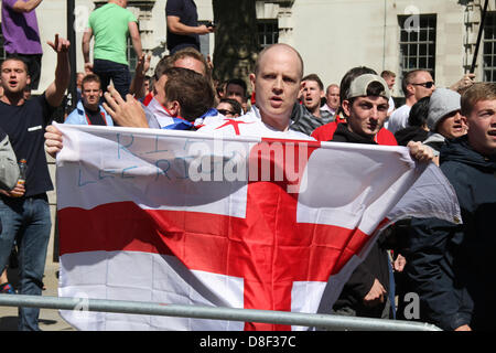 Un EDL ( Inglese difesa League) stati visti con una bandiera. David credito Mbiyu/Alamy Live News Foto Stock