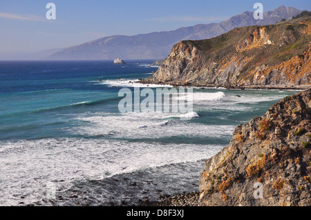 Il cambiamento di linea del litorale serve varie istantanee del litorale variabili da che si infrangono sulle rocce a ondate fino al rotolamento di una spiaggia. Foto Stock