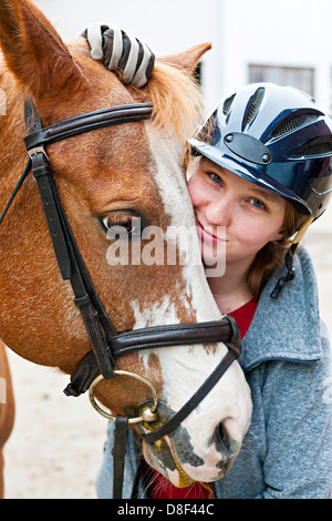 Ritratto di giovane donna rider con il cavallo marrone Foto Stock