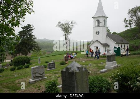 26 maggio 2013 - Moorehead, Iowa, U.S. - Bethesda chiesa luterana, Moorehead, Iowa, parrocchiani frequentare un giorno memoriale della chiesa il servizio presso il Ingemann danese chiesa luterana domenica, oltre che Pastore Carla Johnsen presieduta. Situato sulla Monona County road E54 vicino Moorehead, Iowa, la chiesa fu costruita nel 1884 da immigrati danese, e ogni anno una domenica servizio è tenuto, la domenica che precede il Memorial Day, a ricordare la storia, familiari e caduti i membri del servizio. (Credito Immagine: © Jerry Mennenga/ZUMAPRESS.com) Foto Stock