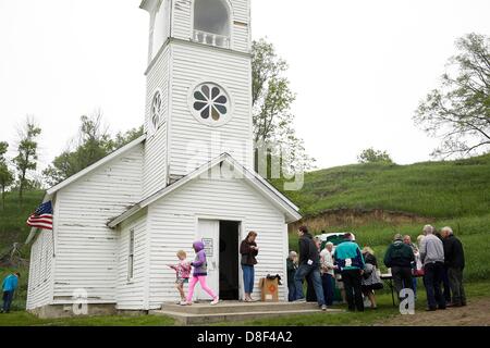 26 maggio 2013 - Moorehead, Iowa, U.S. - Bethesda chiesa luterana, Moorehead, Iowa, congregrants unirsi in comunione dopo Pastore Carla Johnsen presiede un giorno memoriale della chiesa il servizio presso il Ingemann danese chiesa luterana Domenica. Situato sulla Monona County road E54 vicino Moorehead, Iowa, la chiesa fu costruita nel 1884 da immigrati danese, e ogni anno una domenica servizio è tenuto, la domenica che precede il Memorial Day, a ricordare la storia, familiari e caduti i membri del servizio. (Credito Immagine: © Jerry Mennenga/ZUMAPRESS.com) Foto Stock