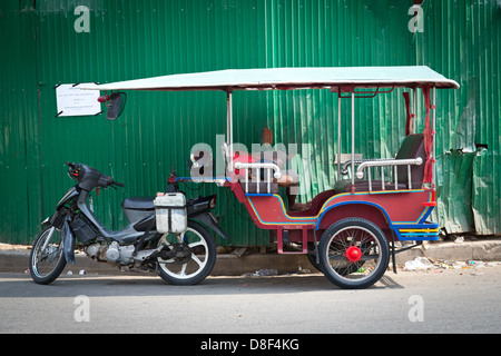 -Tuk Tuk in Phnom Penh Cambogia Foto Stock