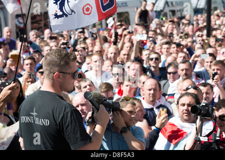 Difesa inglese League EDL rally di fronte a Downing Street il 27 maggio 2013. L'EDL leader Tommy Robinson parla ai suoi membri. Foto Stock