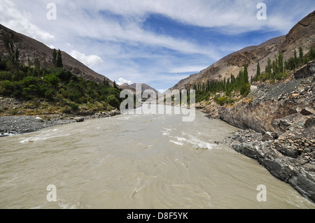 Una vista del fiume Indo a Leh, Ladakh, Jammu e Kashmir. India. Foto Stock