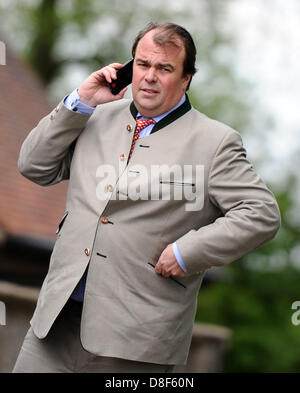 Signore del castello di Langenburg, Principe Philipp di Hohenlohe-Langenburg, colloqui su un telefono cellulare in Langenburg, Germania, 27 maggio 2013. Il principe Carlo ha visitato Baden-Wuerttemberg al fine di partecipare a un simposio sulla politica regionale della produzione alimentare. Foto: DANIEL BOCKWOLDT Foto Stock