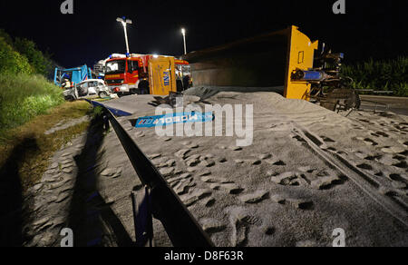 Vista la scena di un incidente in autostrada vicino a Neckarsulm, Germania, 28 maggio 2013. Due carrelli sono stati coinvolti nell'incidente in cui due persone sono morte. Foto: FRANZISKA KRAUFMANN Foto Stock