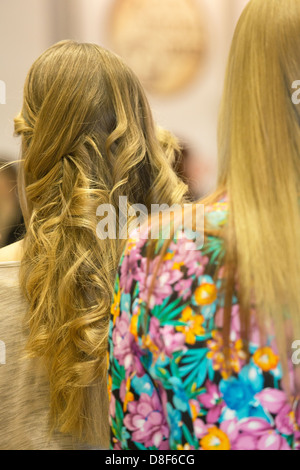 Poznan, Polonia, Modelli pubblicità per il produttore di prodotti per la cura dei capelli Allisia Cerasilk Foto Stock